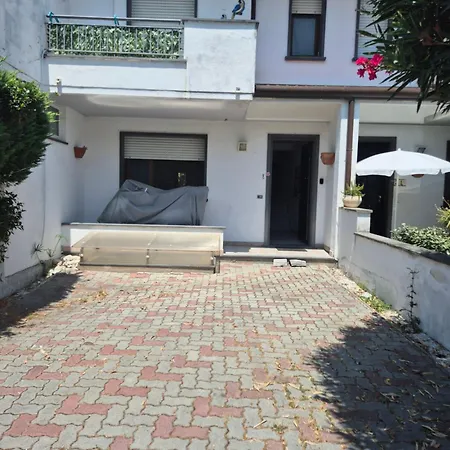 ホームステイ Sogno Di Mezza Estate Rooms E Apartments
